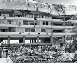 Edificio con daño severo y labores de rescate, Caracas 1967