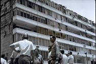 Edificación dañada con fachada desprendida, este de Caracas 1967