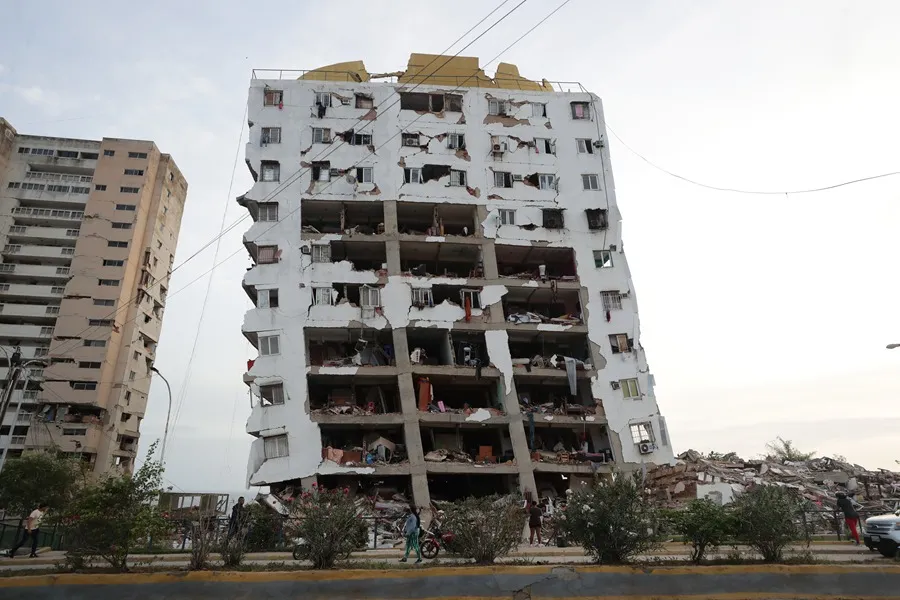 Edificio de varios pisos con fachada y tabiquería desprendidas tras el sismo de 2026
