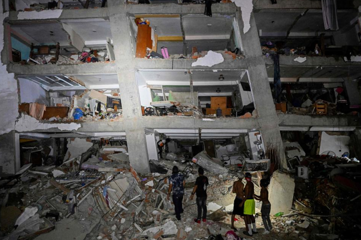 Interior de un edificio expuesto, con muros de relleno destruidos pero losas en pie, 2026