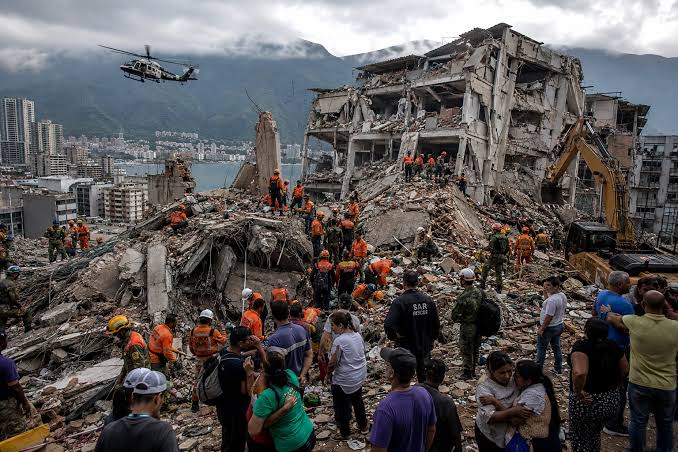 Labores de búsqueda y rescate sobre los escombros de un edificio colapsado, Venezuela 2026